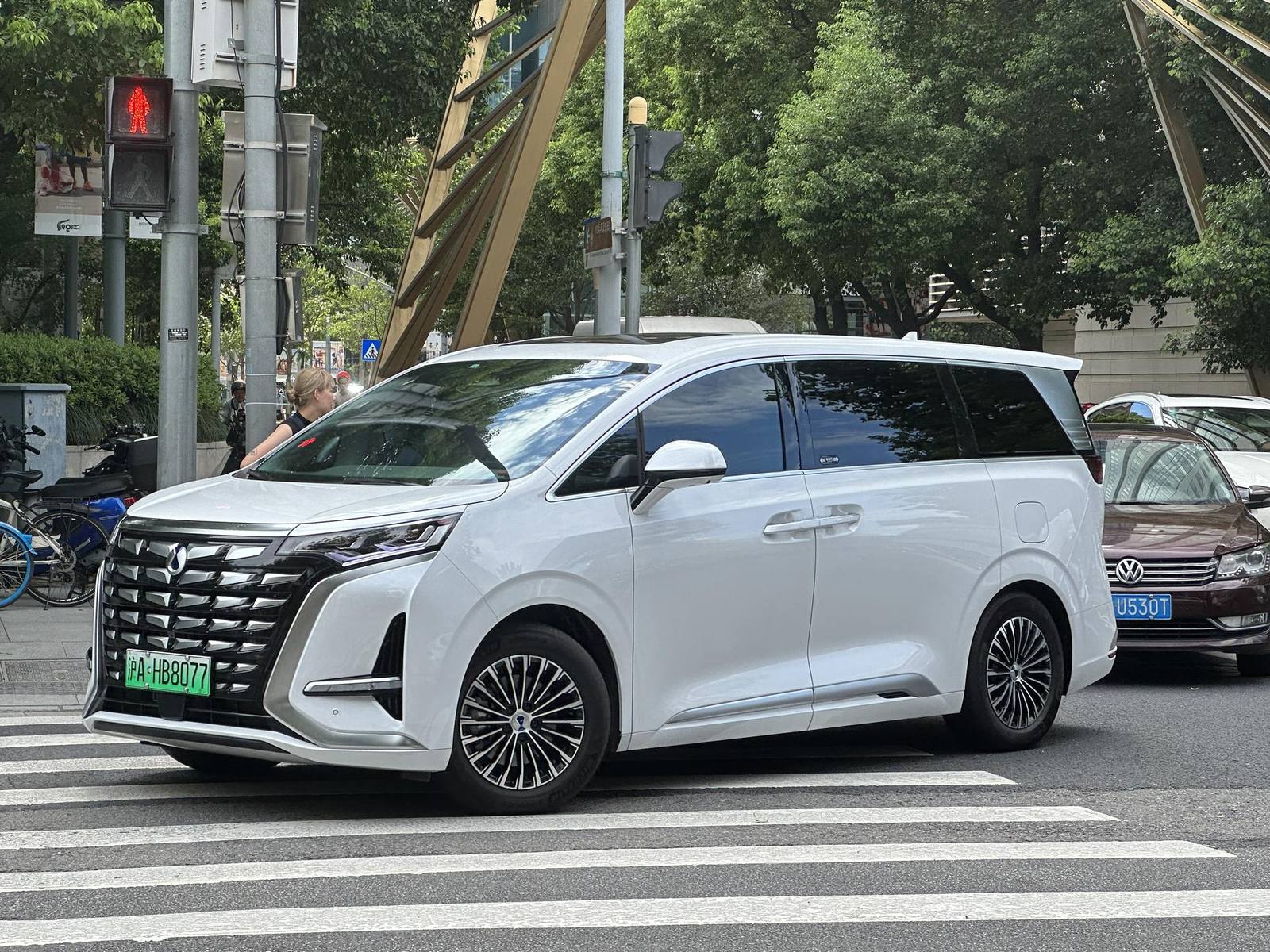 Denza D9 MPV in Weiß, Seitenansicht auf einer Stadtstraße in China
