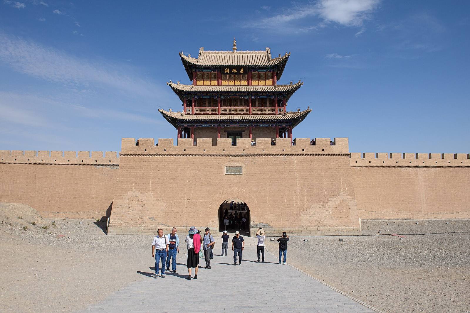 Der Torturm der Ming-Dynastie und die Stampflehmmauern des Forts Jiayuguan unter blauem Himmel