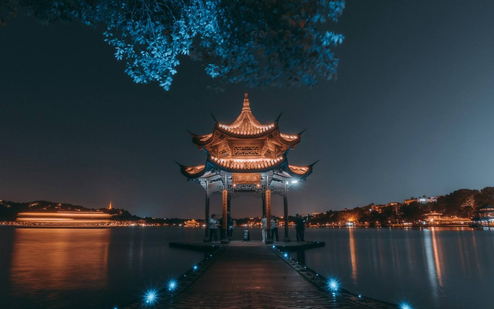 Sonnenuntergang über dem Westsee mit der Leifeng-Pagode in Silhouette